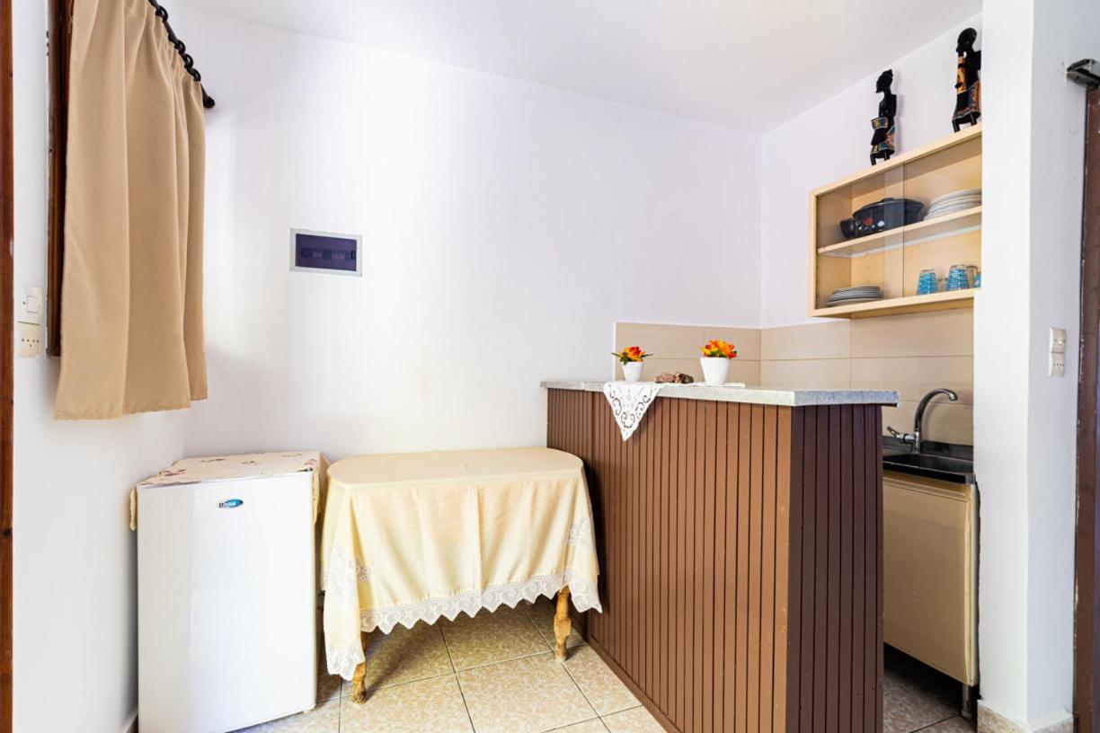 Lions Apartments Poros Town Exterior photo